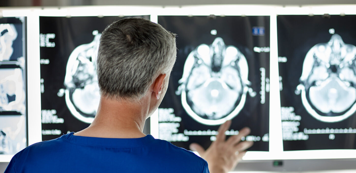 Neurocirujano examinando resonancia magnética de la columna vertebral del paciente